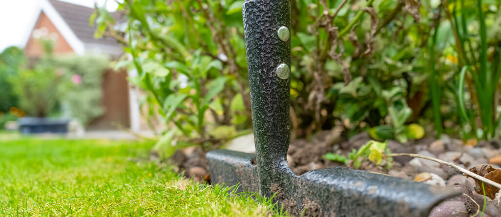 How-to-get-the-perfect-lawn-edge-03